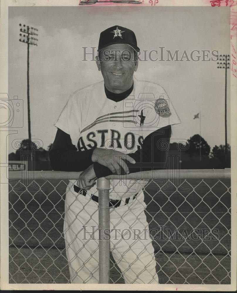 1970 Press Photo Houston Astros baseball manager Harry Walker stands by fence- Historic Images