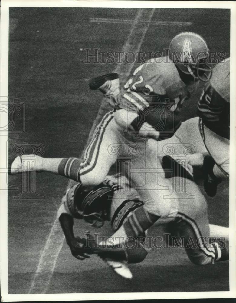 1974 Press Photo Houston Oilers football player Dick Washington avoids tackle- Historic Images