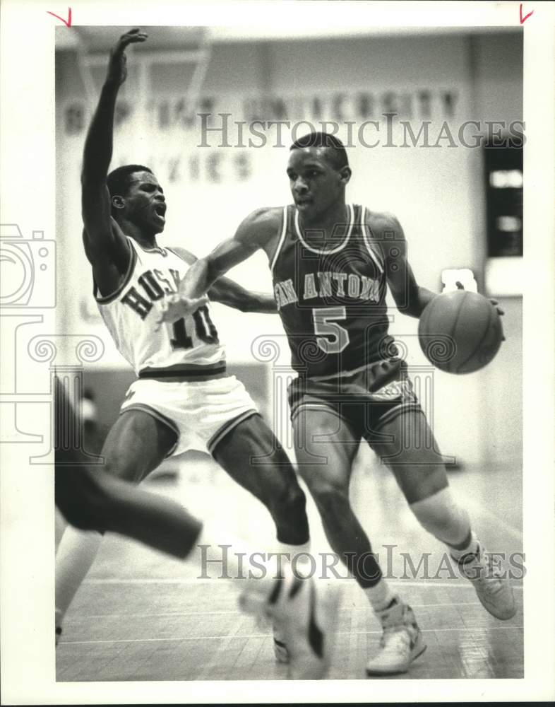 1986 Press Photo UT-San Antonio basketball player Issy Washington elbows player- Historic Images