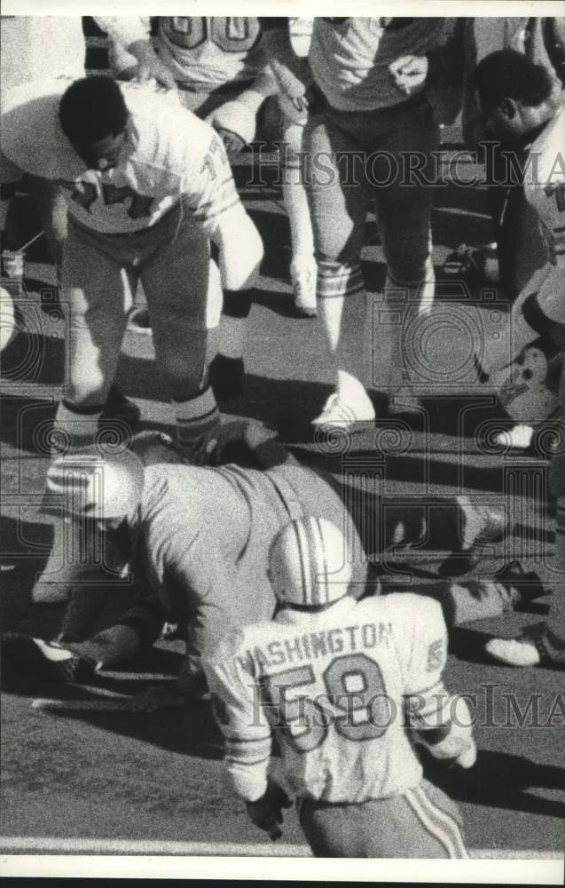 1975 Press Photo Houston Oilers football player Ted Washington looks at coach- Historic Images