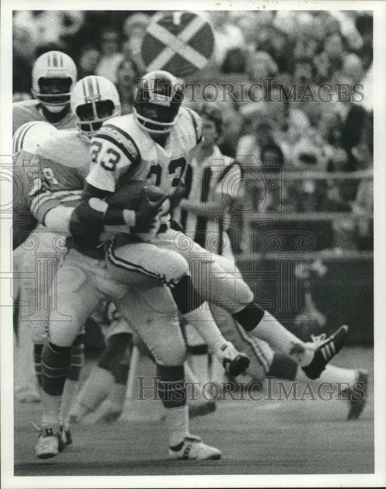 1975 Press Photo Houston Oilers football player Ted Washington tackles runner- Historic Images