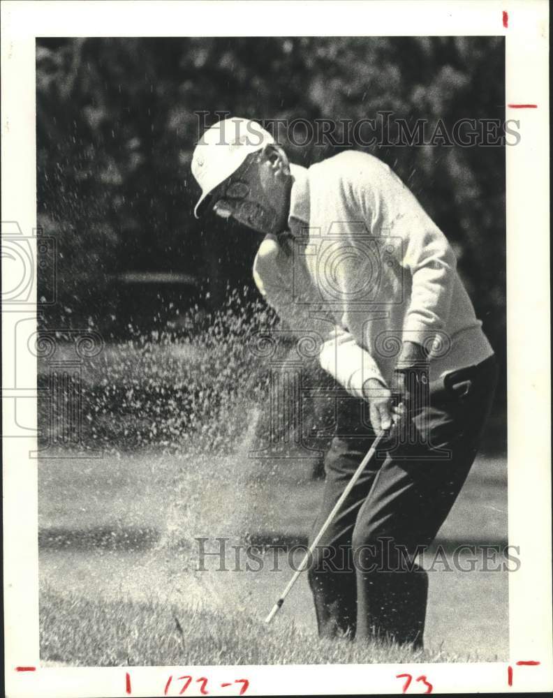 1983 Press Photo Defending champ Art Wall chips golf ball out of bunker on #10- Historic Images