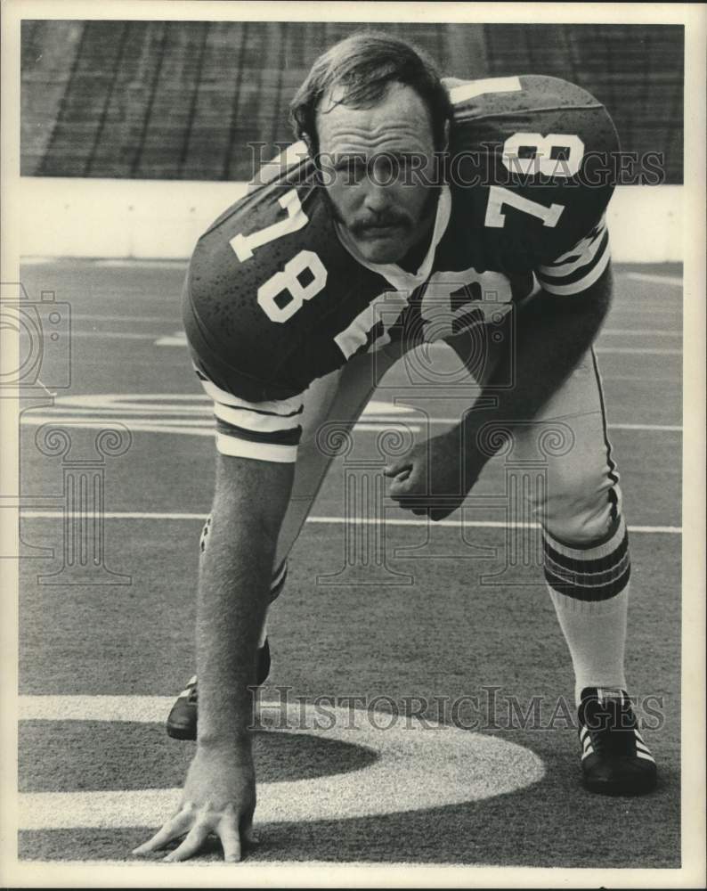 1972 Press Photo Football player Robert Wall #72 poses in three point stance- Historic Images