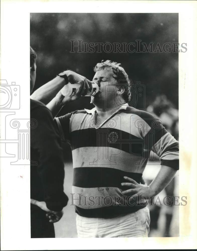 1969 Press Photo Old Boys rugby player Michael Skinner drinks water after injury- Historic Images