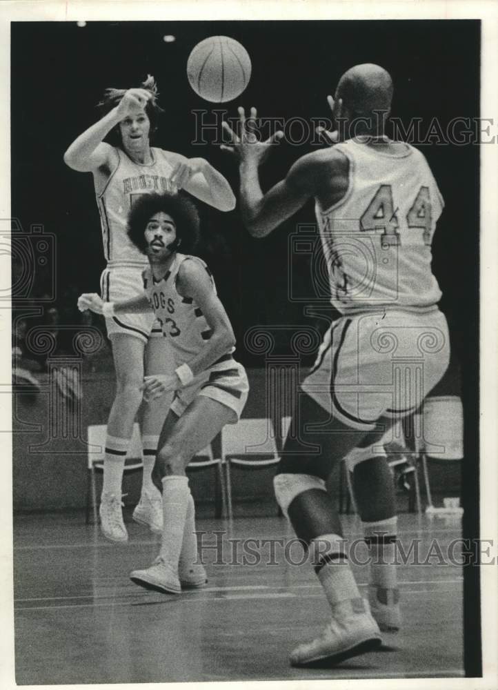 1975 Press Photo Houston Cougars basketball player Frank Ross passes ball- Historic Images