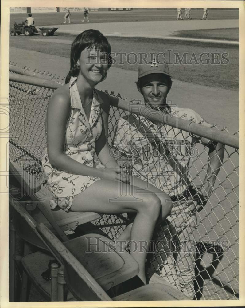 1974 Press Photo Houston Astros baseball player Roger Metzger and wife Tamy- Historic Images