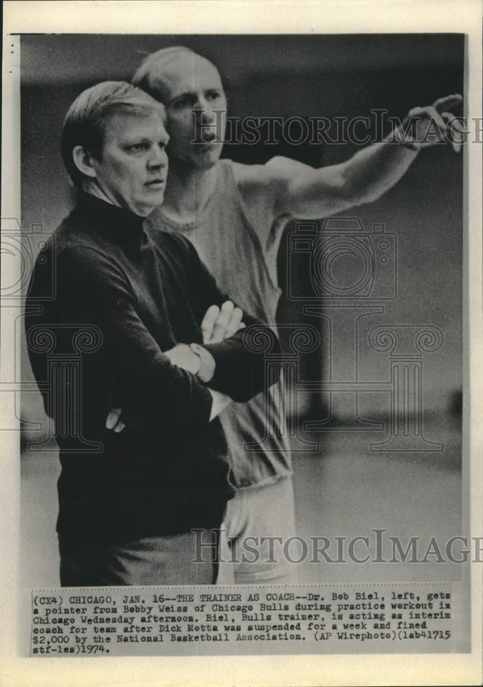 1974 Press Photo Chicago Bulls trainer Bob Biel and player Bobby Weiss- Historic Images