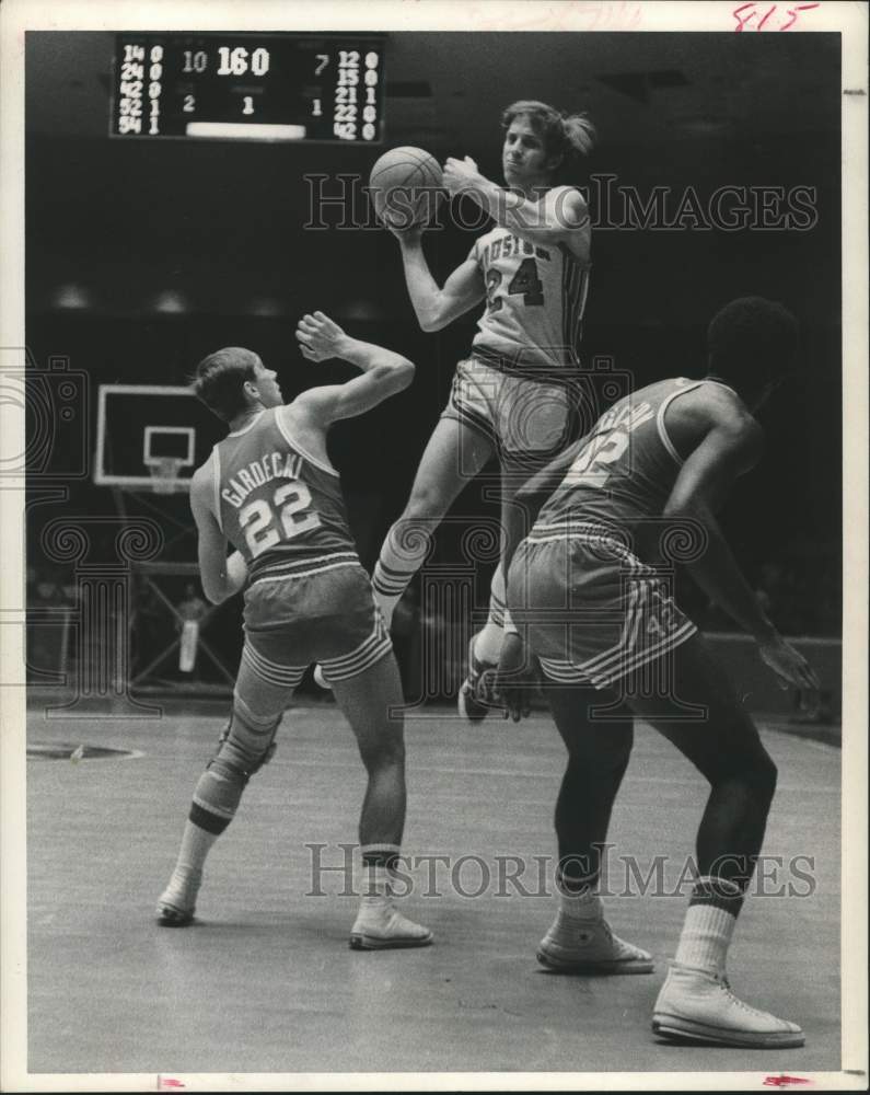 1971 Press Photo Houston college basketball player James "Poo" Welch in action- Historic Images