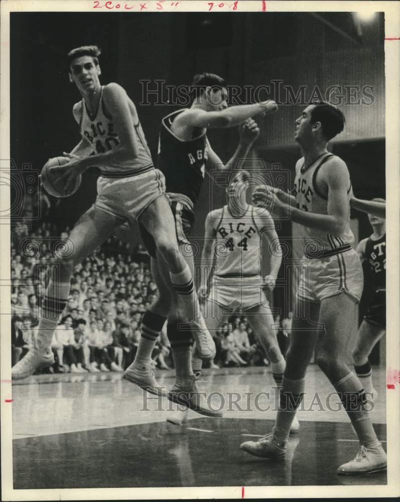 1968 Press Photo Rice University basketball&#39;s Steve Wendel fields the basketball- Historic Images