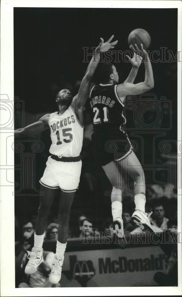 1990 Press Photo Rockets basketball player Mitchell Wiggins and Kevin Edwards- Historic Images