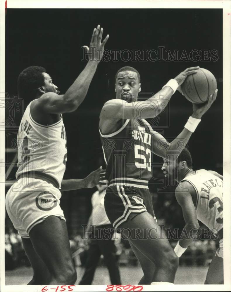 1981 Press Photo Utah Jazz and Houston Rockets play NBA basketball - hcs25050- Historic Images