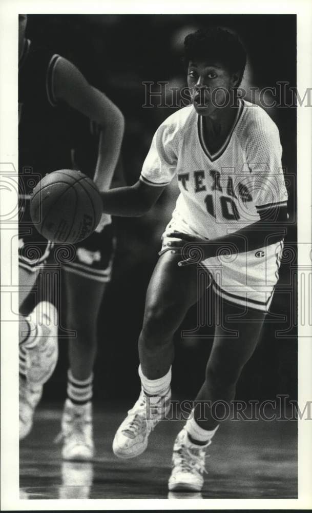 1988 Press Photo U of Texas basketball player Beverly Williams drives with ball- Historic Images