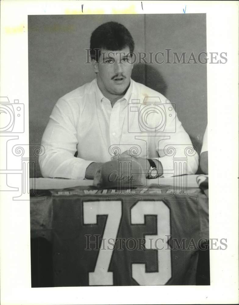 1989 Press Photo Houston Oilers football player David Williams talks to media- Historic Images