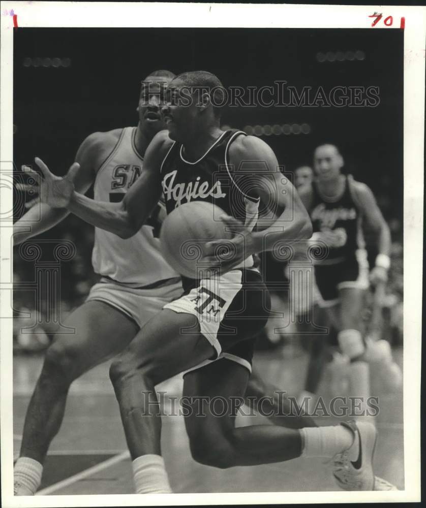 1984 Press Photo A&amp;M basketball&#39;s Darnell Williams drives past SMU&#39;s Butch Moore- Historic Images