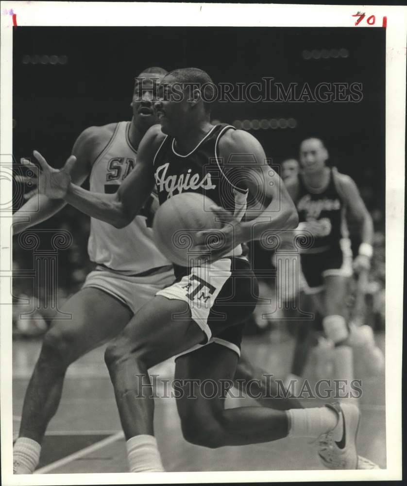 1984 Press Photo A&M basketball's Darnell Williams drives past SMU's Butch Moore- Historic Images