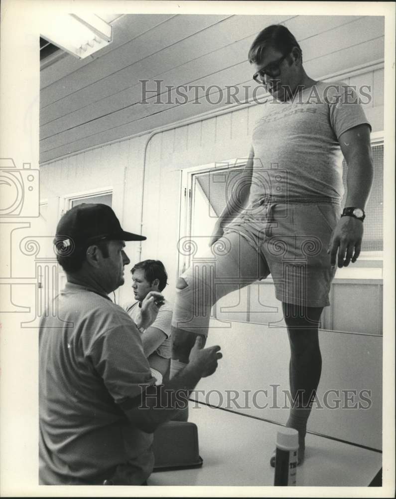 1971 Press Photo Oilers trainer Warren Ariail tapes Bob Young's knee - hcs25076- Historic Images