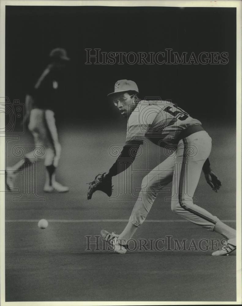 1981 Press Photo Houston Astros baseball pitcher JR Richard fields a ground ball- Historic Images