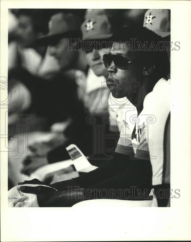 1981 Press Photo Houston Astros baseball pitcher JR Richard watches teammates- Historic Images