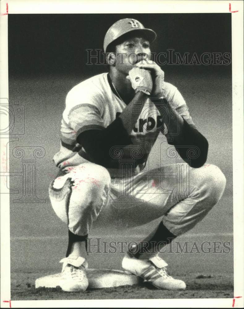 1980 Press Photo Houston Astros baseball pitcher JR Richard squats down on base- Historic Images