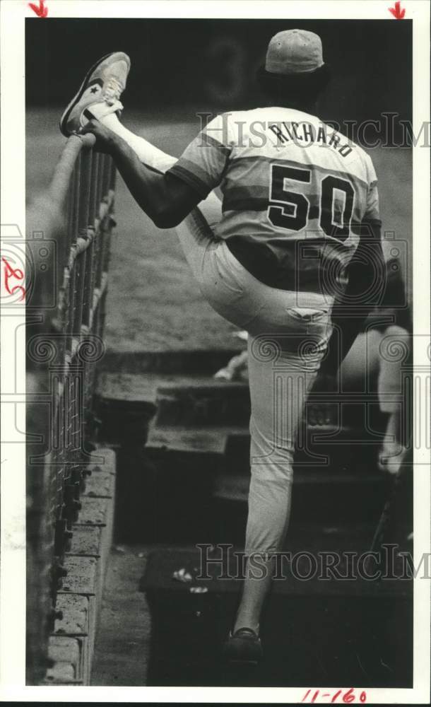 1982 Press Photo Houston Astros baseball pitcher JR Richard stretches leg- Historic Images