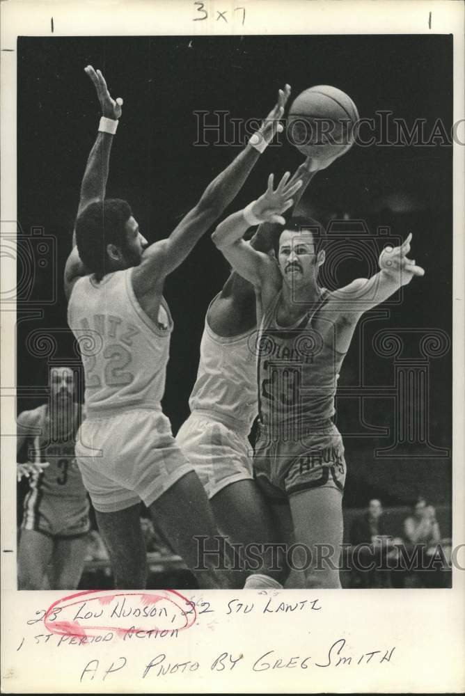 1972 Press Photo Atlanta Hawks basketball player Lou Hudson passes ball- Historic Images