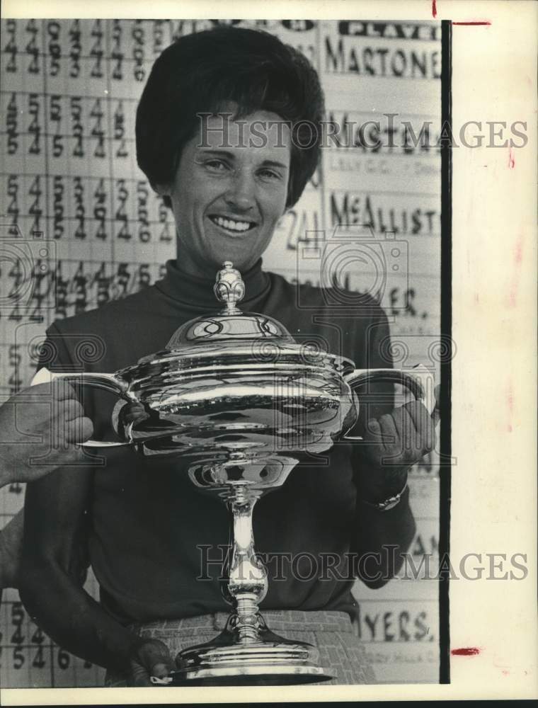 1973 Press Photo Golfer Kathy Whitworth holds trophy in front of scoreboard- Historic Images