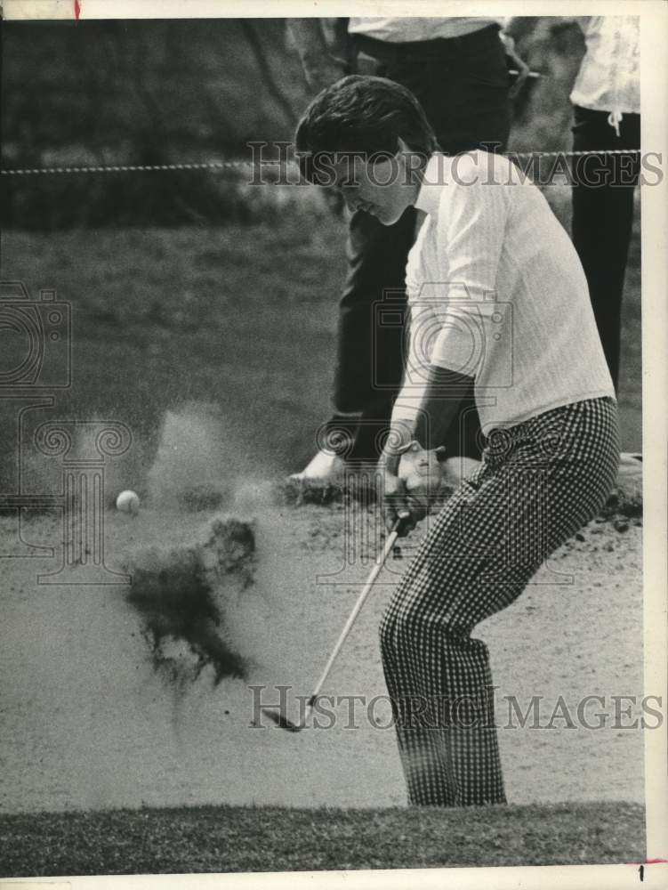 1974 Press Photo Golfer Kathy Whitworth hits out of sand trap on number three- Historic Images