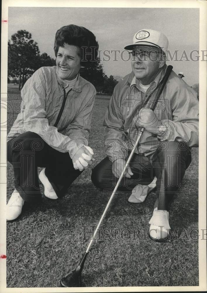 1972 Press Photo Golfer Kathy Whitworth poses with Tommy Steele on golf course- Historic Images