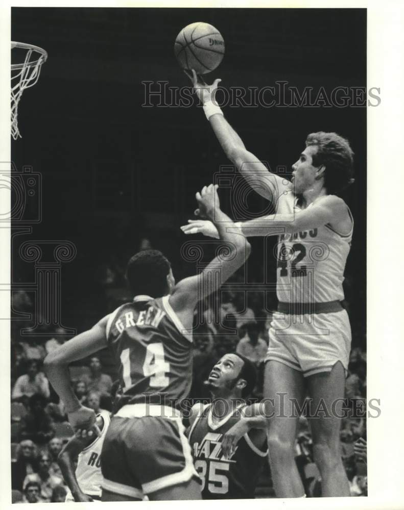 1983 Press Photo Rocket Wally Walker rebounds over the heads of Jazz defenders- Historic Images