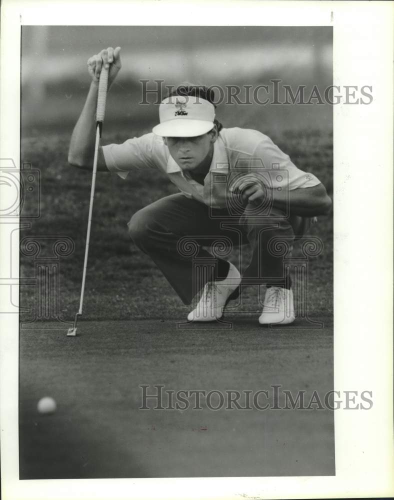 1986 Press Photo Oklahoma State golfer Scott Verplank lines up putt - hcs25161- Historic Images