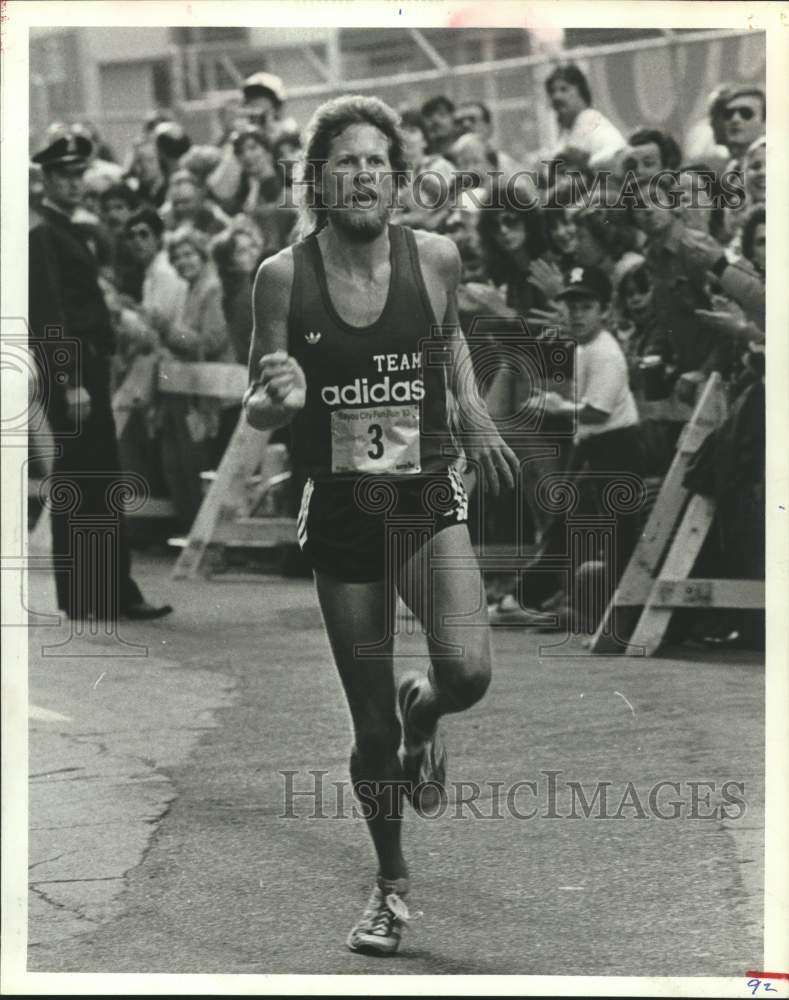 1983 Press Photo Stan Vernon crosses finish line at the Bayou City Marathon race- Historic Images