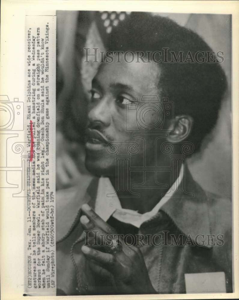 1974 Press Photo Miami Dolphins football wide receiver Paul Warfield speaking- Historic Images