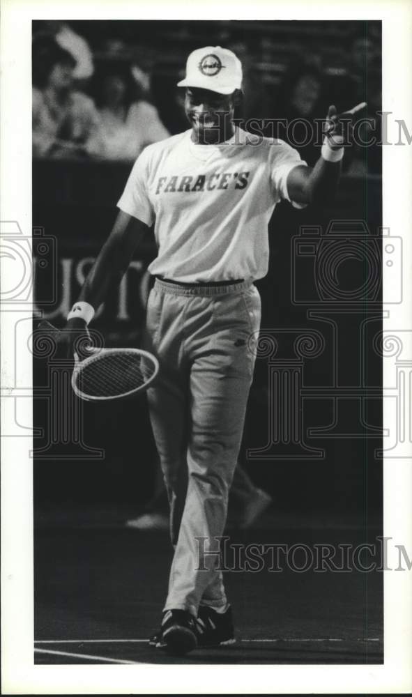 1990 Press Photo Football player Andre Ware plays tennis at Westside Tennis Club- Historic Images