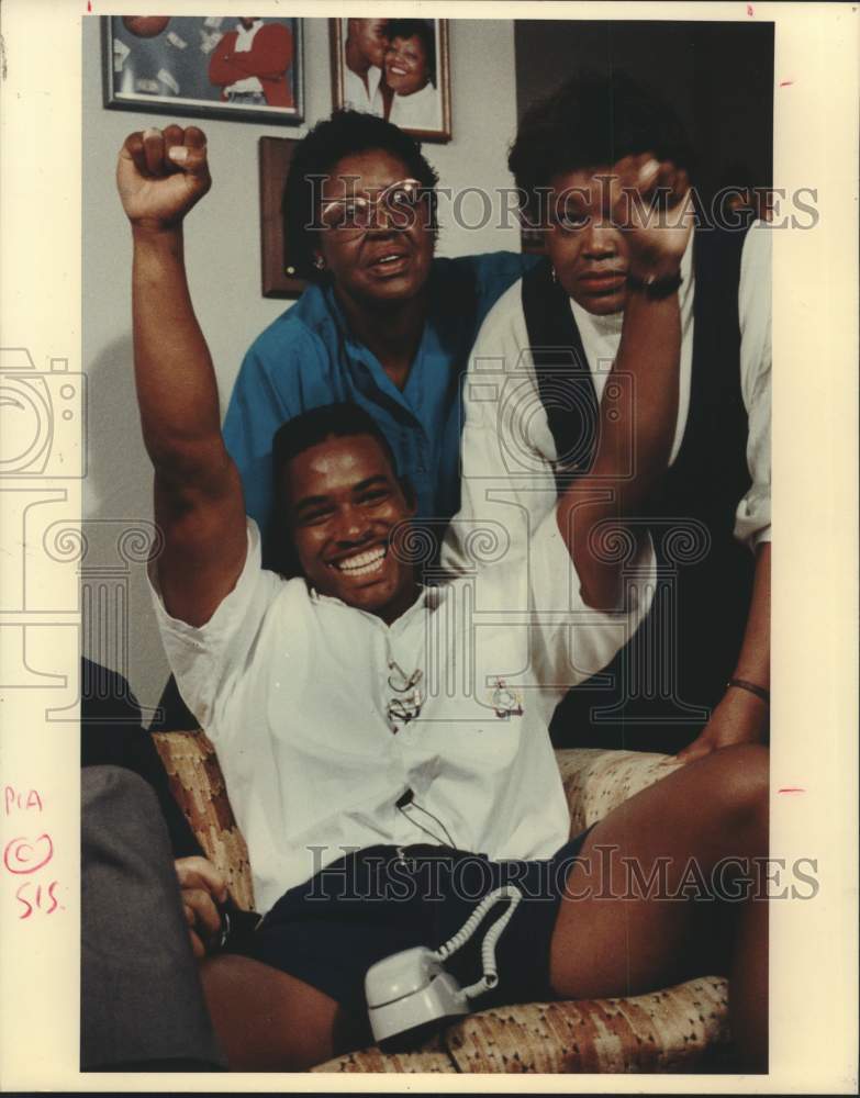 1990 Press Photo Football player Andre Ware and family during NFL draft- Historic Images