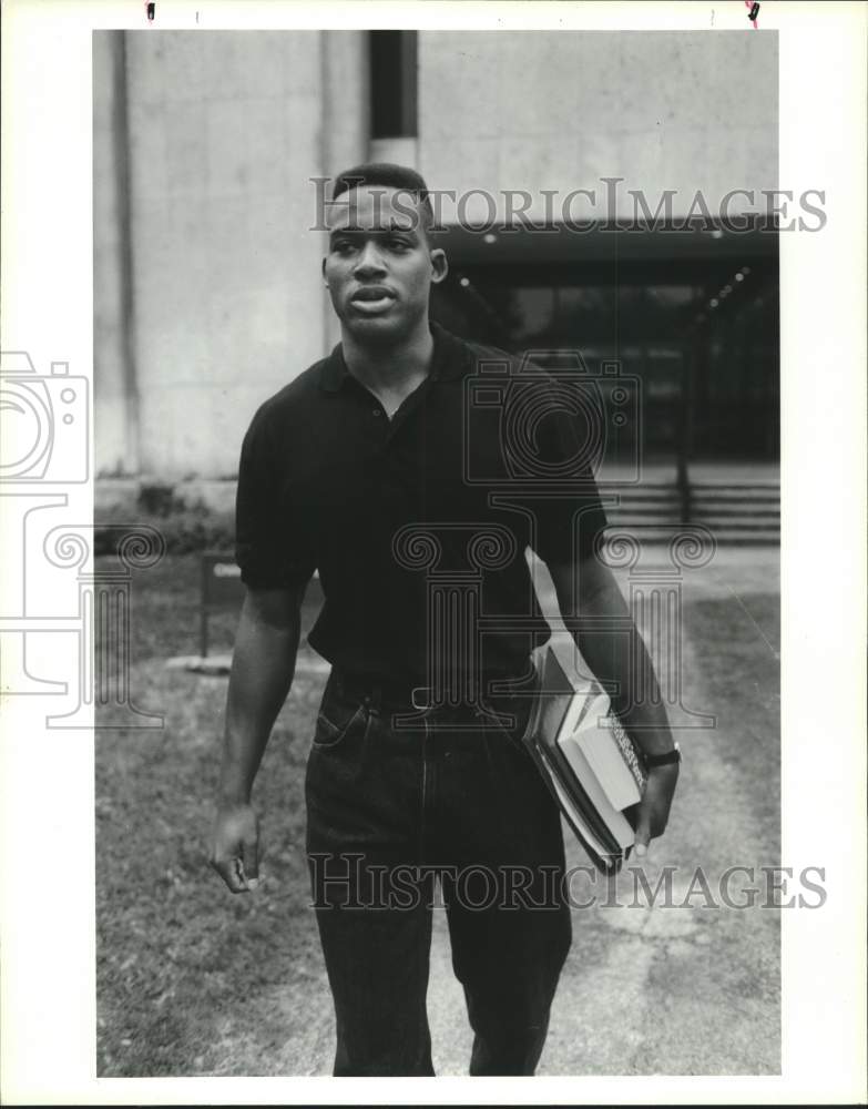 1990 Press Photo University of Houston football player Andre Ware on campus- Historic Images