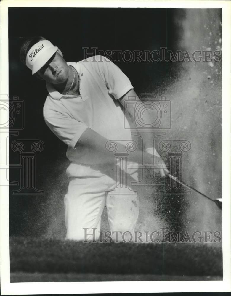 1990 Press Photo Golfer Brian Watts escapes sand trap during US Open qualifiers- Historic Images