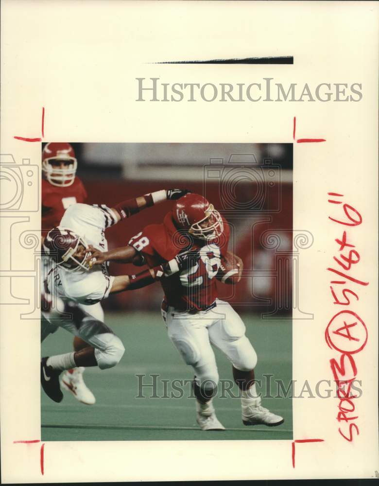 1990 Press Photo Houston&#39;s Chuck Weatherspoon fends off a Texas A&amp;M tackler- Historic Images