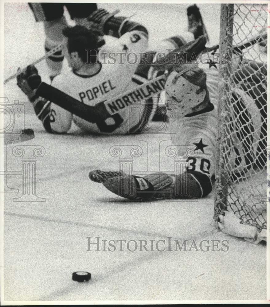 1974 Press Photo Aeros goalie Wayne Ruttledge gets Poul Popiel&#39;s help for save- Historic Images