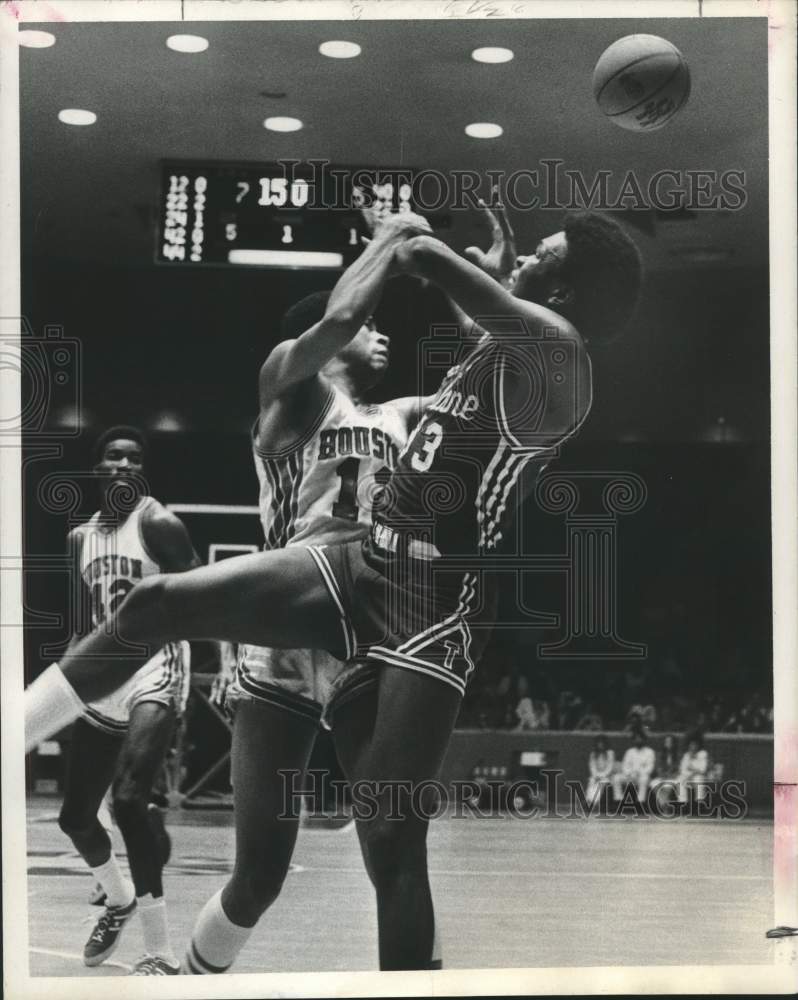 1970 Press Photo Houston and Tulane battle in Bluebonnet Basketball Classic- Historic Images