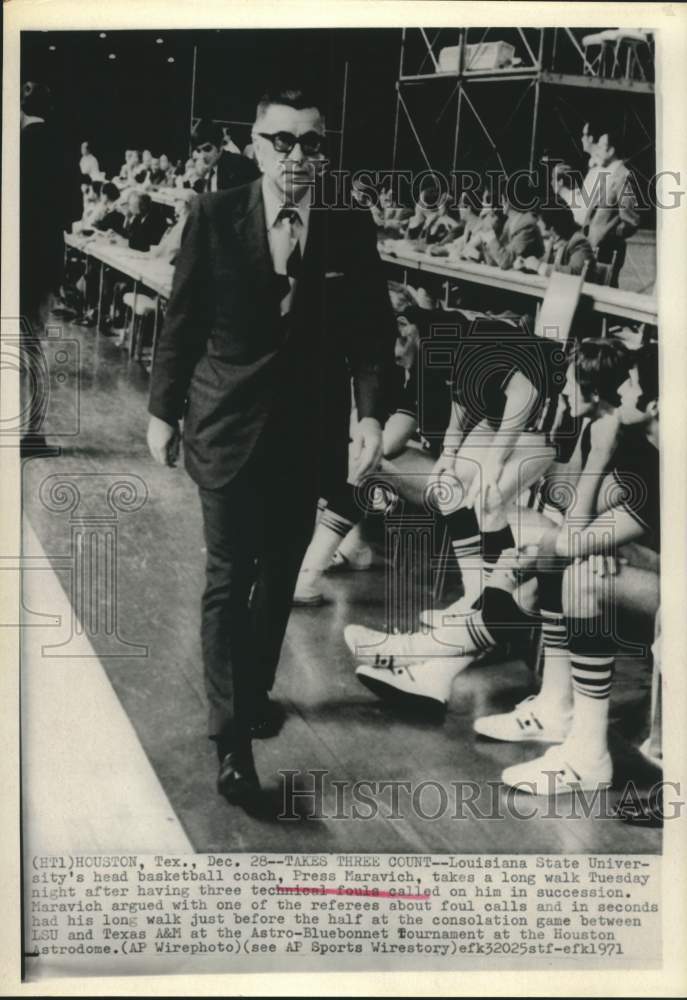 1971 Press Photo LSU basketball coach Press Maravich thrown out of A&M game- Historic Images