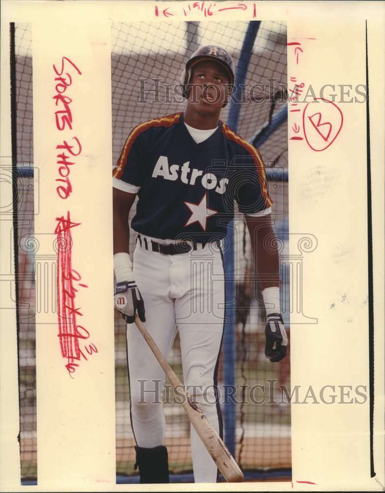 1990 Press Photo Houston Astros baseball player Gerald Young watches ball- Historic Images