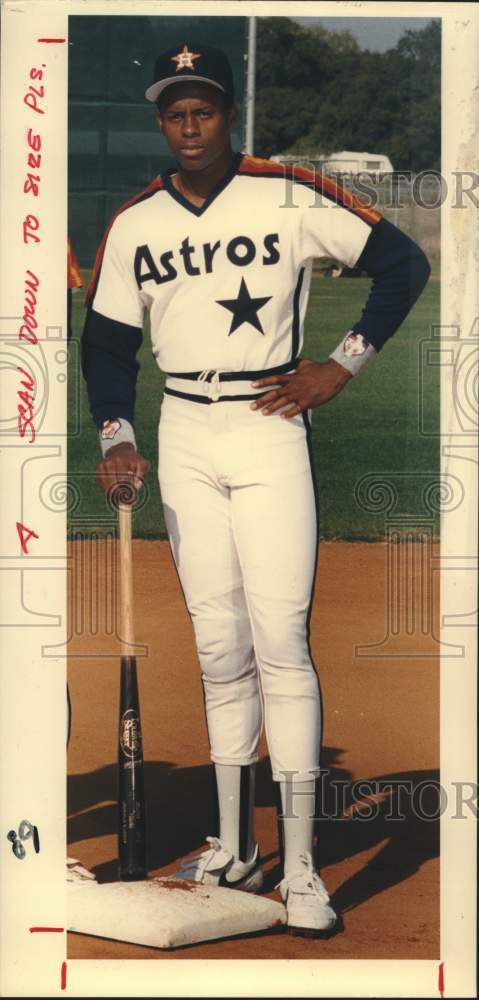 1989 Press Photo Houston Astros baseball outfielder Gerald Young stands on base- Historic Images