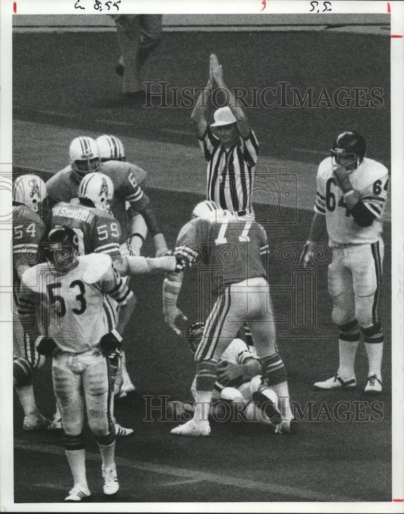 1977 Press Photo Houston Oilers football player James Young sacks QB for safety- Historic Images