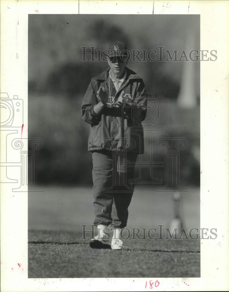 1986 Press Photo U of Houston football coach Bill Yeoman claps hands in practice- Historic Images