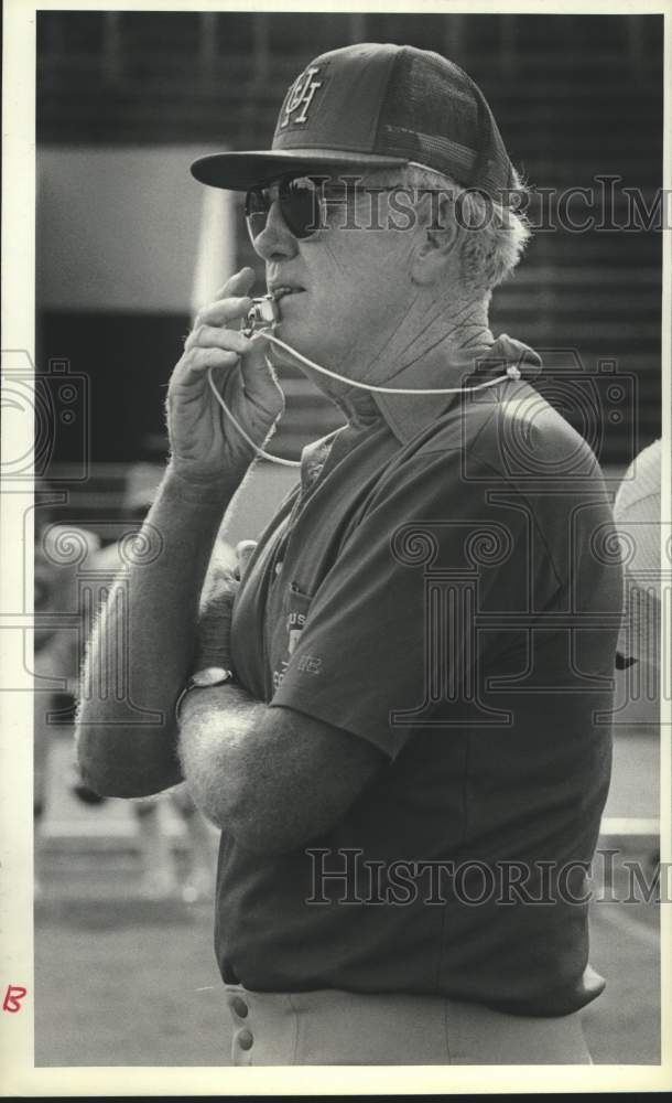 1981 Press Photo Houston football Bill Yeoman blows whistle in practice- Historic Images