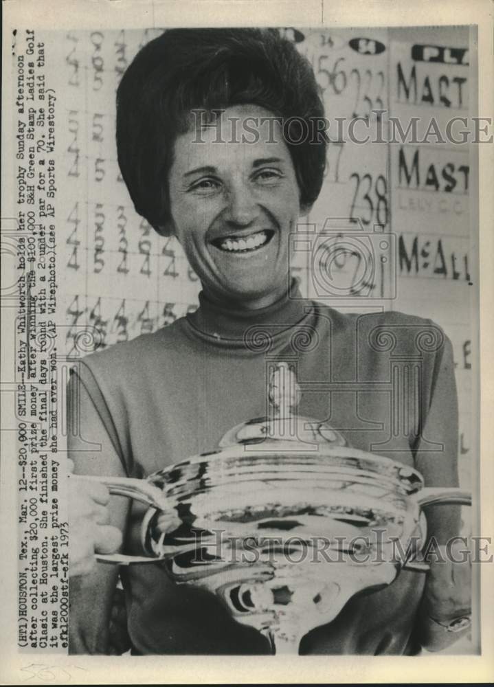 1973 Press Photo Golfer Kathy Whitworth smiles and holds trophy in Houston win- Historic Images