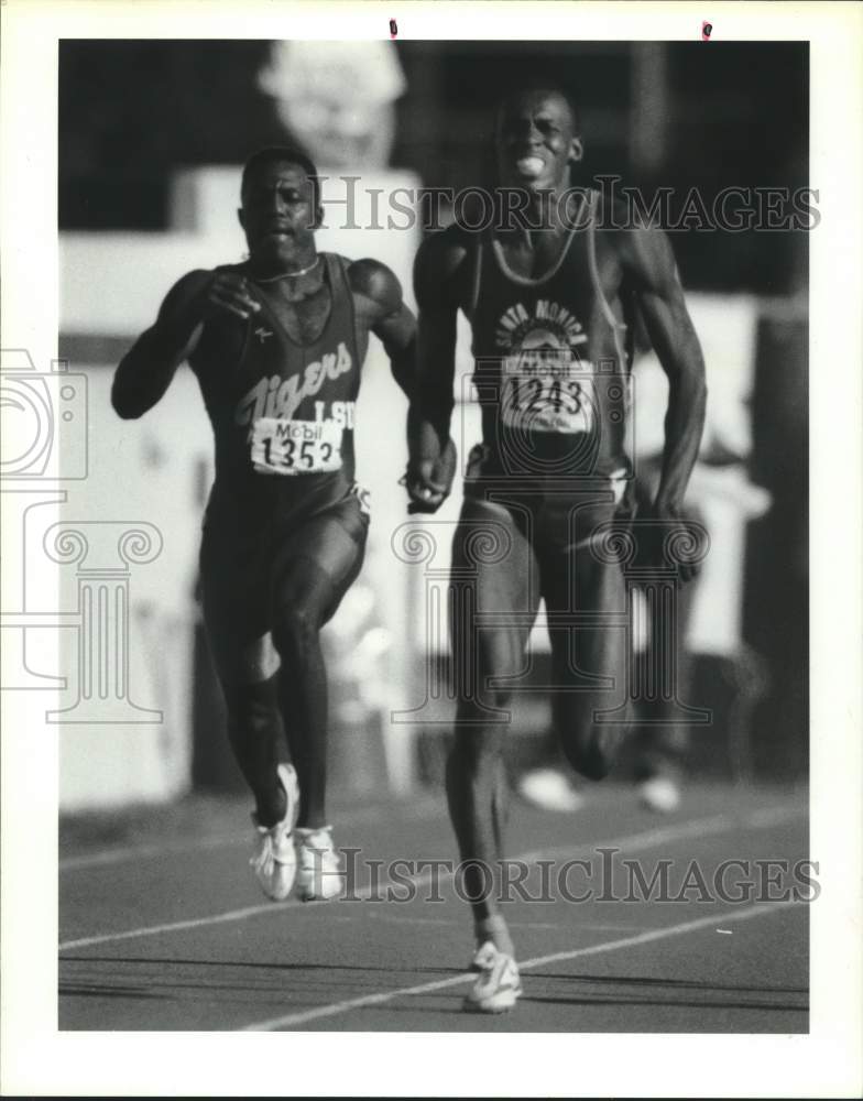 1989 Press Photo Runner Mark Witherspoon leaves Slip Watkins behind in 200M race- Historic Images