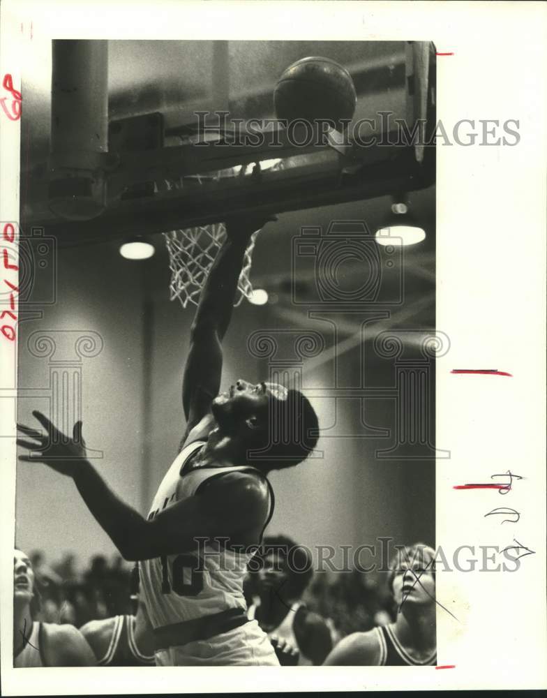 1980 Press Photo HBU basketball player Greg Wise #10 attempts layup in game- Historic Images