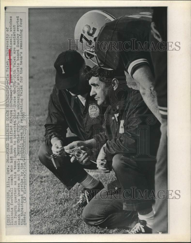 1970 Press Photo Illinois football coaches and players on the sideline- Historic Images