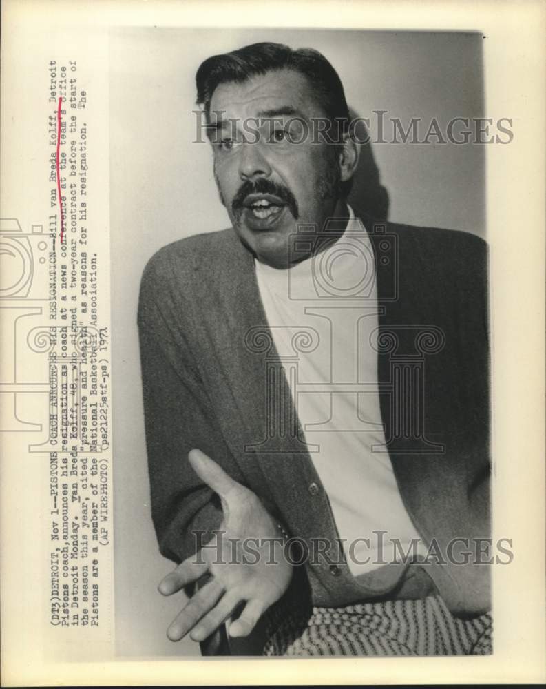 1971 Press Photo Detroit Pistons basketball coach Bill van Breda Kolff speaks- Historic Images